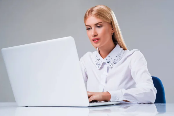 Молодая деловая женщина, работающая за ноутбуком — стоковое фото