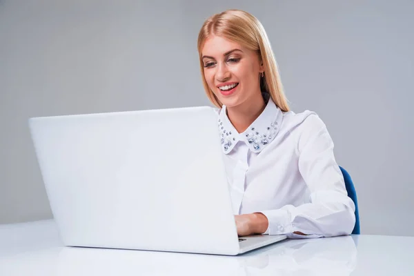 Jonge zakenvrouw werkt op laptopcomputer — Stockfoto