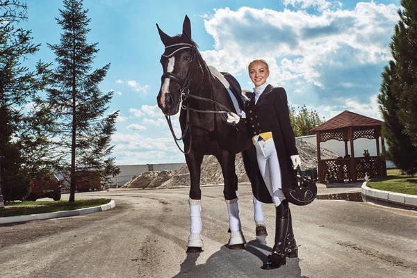Woman jockey with his horse — Stock Photo, Image