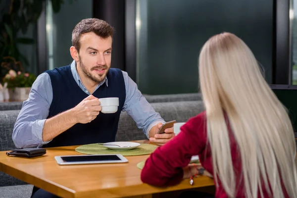 Mujer y hombre en el almuerzo de negocios — Foto de Stock