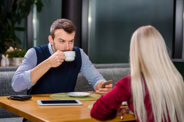 Mujer y hombre en el almuerzo de negocios — Foto de Stock