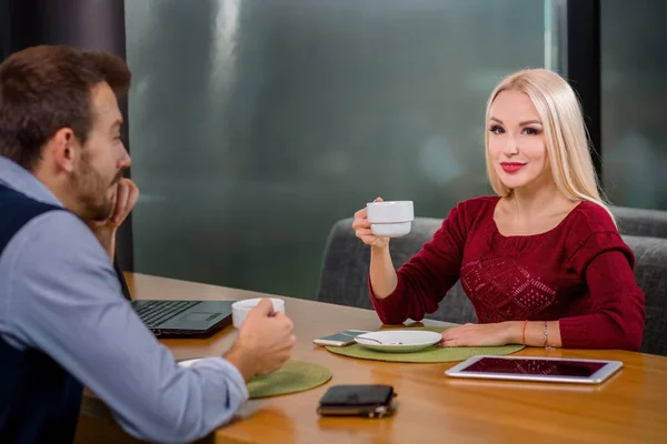 Mujer y hombre en el almuerzo de negocios — Foto de Stock