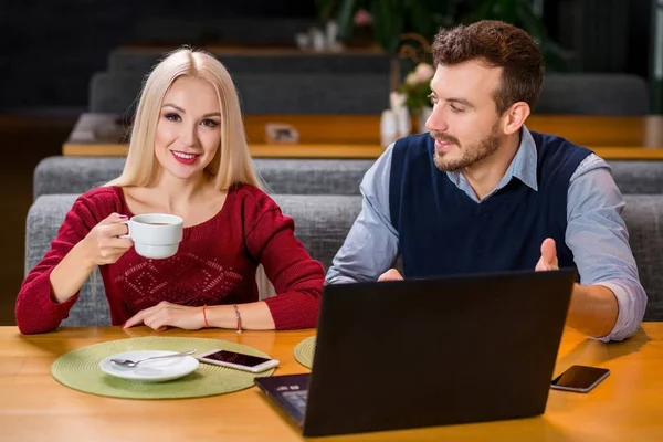 Mujer y hombre en el almuerzo de negocios — Foto de Stock