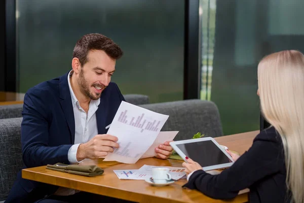 Mujer y hombre en el almuerzo de negocios — Foto de Stock