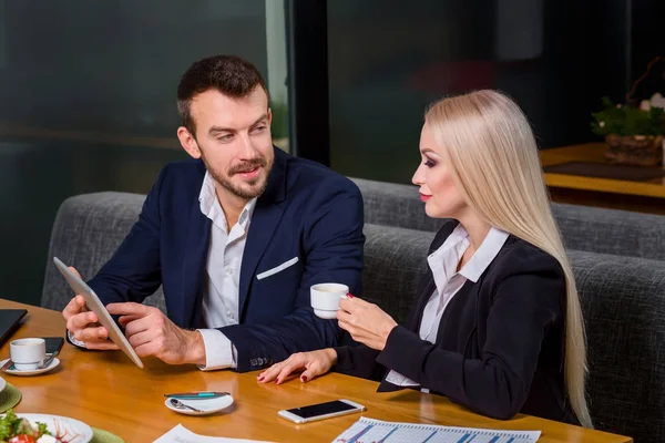 Mujer y hombre en el almuerzo de negocios — Foto de Stock