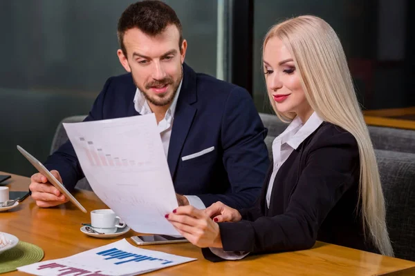 Mujer y hombre en el almuerzo de negocios — Foto de Stock