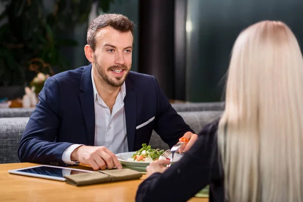 Mujer y hombre en el almuerzo de negocios — Foto de Stock