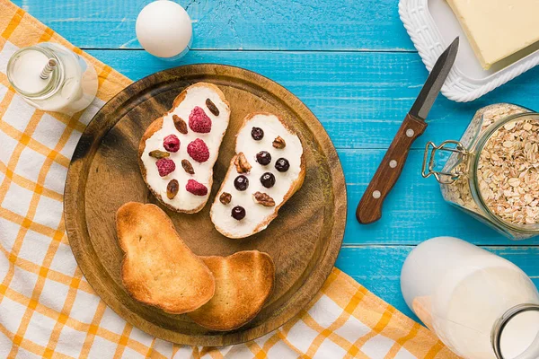 Desayuno de tostadas francesas con bayas frescas — Foto de Stock