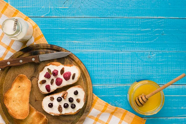 Yumurtalı ekmek taze çilek ile Kahvaltı