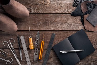 Deri işçiliği. Araçlar düz hala hayat yatıyordu