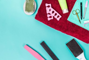 Manikür ve pedikür ekipman mavi zemin üzerine Üstten Görünüm