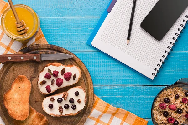 Beyaz kase dolu sağlıklı yulaf ezmesi, muz, süt ve ekmek kahvaltı Kuru.