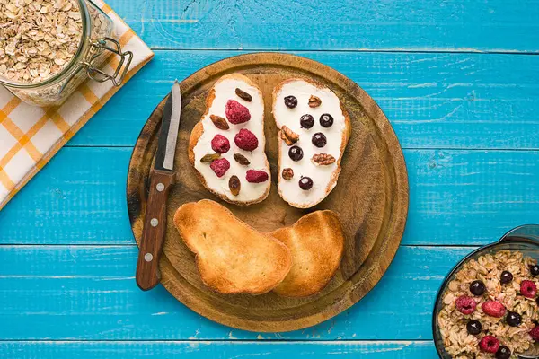 Сніданок французьких тостів зі свіжими ягодами — стокове фото