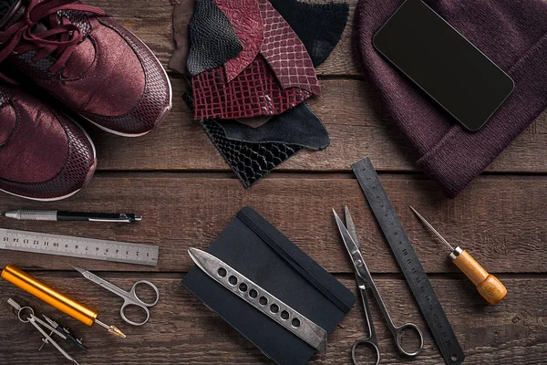 Deri el sanatları veya deri çalışma. Çalışma araçları deri ve deri çalışma masası üzerinde adet kesip .