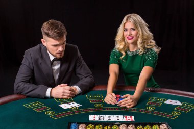 masada poker oynamaya Çift.