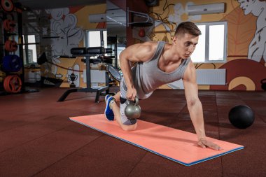 Yakışıklı adam çalışma push up vasıl jimnastik salonu.