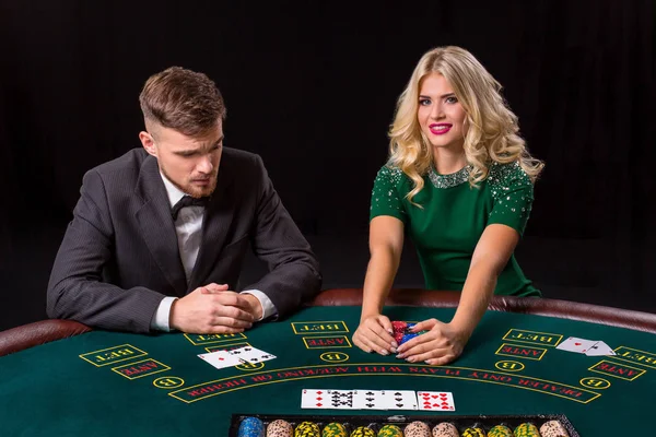 Pareja jugando al poker en la mesa . — Foto de Stock