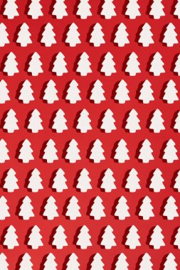 Noel ağacı kırmızı zemin üzerine beyaz Noel dekorasyon desen yaptı. Noel duvar kağıdı.