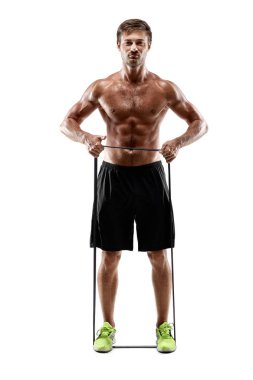 Lastik bant, atış studio ile çalışma dışarı yakışıklı fitness adam.