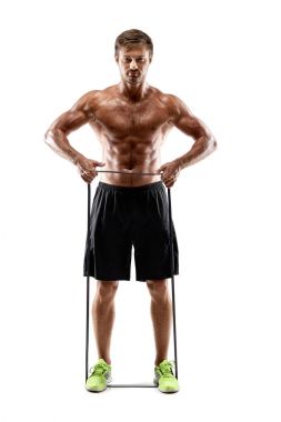 Lastik bant, atış studio ile çalışma dışarı yakışıklı fitness adam.