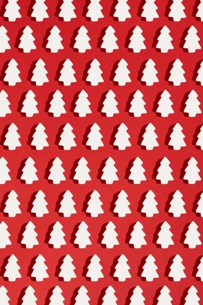 Noel ağacı kırmızı zemin üzerine beyaz Noel dekorasyon desen yaptı. Noel duvar kağıdı.