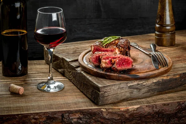 레드 와인, 허브와 향신료 나무 테이블에 ribeye 쇠고기 스테이크 구이 — 스톡 사진