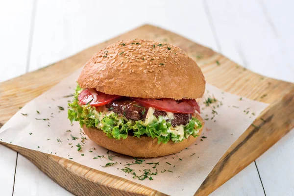 Nahaufnahme von hausgemachtem Burger auf Holzbrett — Stockfoto