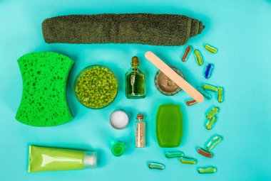 Spa set: sabun, maske, petrol, deniz tuzu ve havlu mavi zemin üzerine