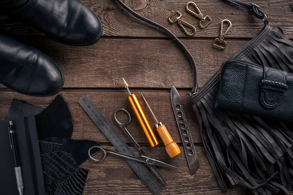 Deri işçiliği. Araçlar düz hala hayat yatıyordu