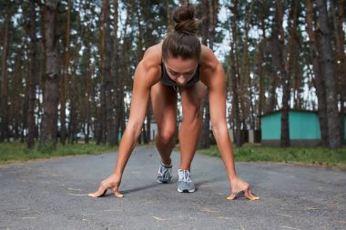 açık havada çalışan bir Şehir Parkı içinde genç bir kadın