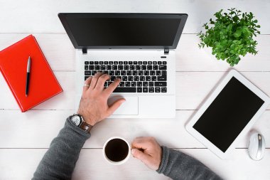 Dizüstü bilgisayarda yazarak el görünümünü hemen üstüne.