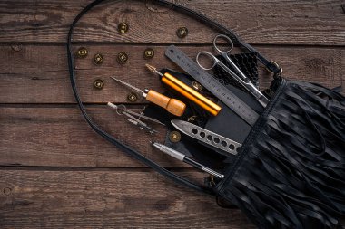 Deri ürünler. İş yerinde usta bir atölye. Üstten Görünüm