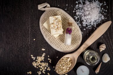 kozmetik koyu arka plan üzerinde spa için en iyi görünümü