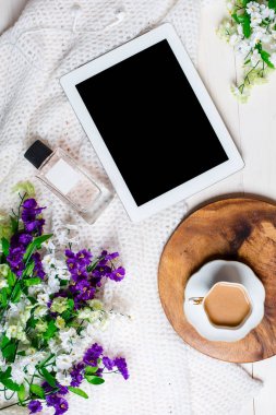 Beyaz bir arka plan üzerinde kadın aksesuarları