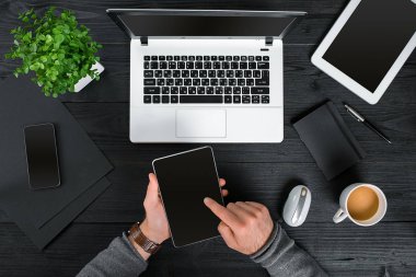 Bir dizüstü bilgisayarda yazarak erkek hipster siyah ahşap masaüstü üstten görünüm, eller