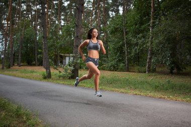 açık havada çalışan bir Şehir Parkı içinde genç bir kadın