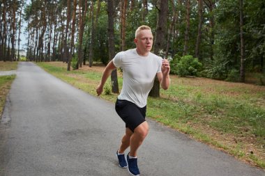 ormanda çalışan genç atlet