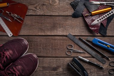 Deri işçiliği. Araçlar düz hala hayat yatıyordu