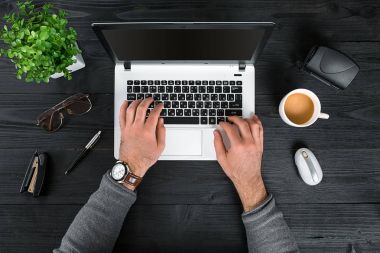 Dizüstü bilgisayarda yazarak el görünümünü hemen üstüne.