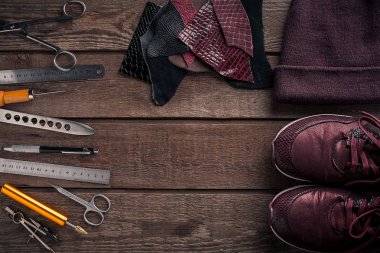 Deri işçiliği. Araçlar düz hala hayat yatıyordu