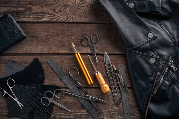 Artesanato de couro ou couro trabalhando. Ferramentas de trabalho em couro e pedaços de couro cortados na mesa de trabalho  . — Fotografia de Stock
