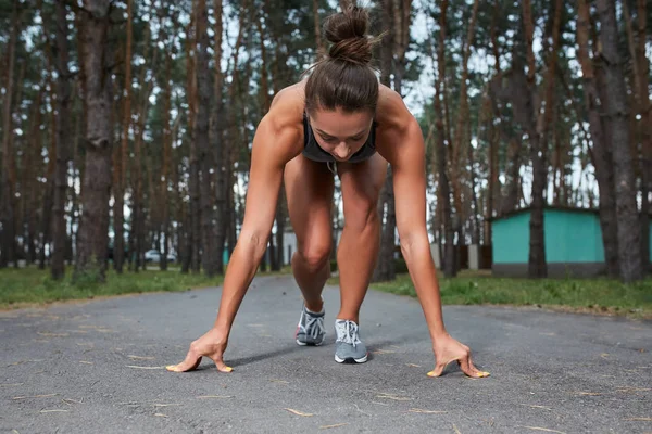 Young woman running outdoors in a city park — Stock Photo, Image