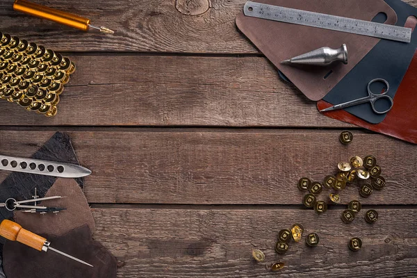 Deri işçiliği. Araçlar düz hala hayat yatıyordu