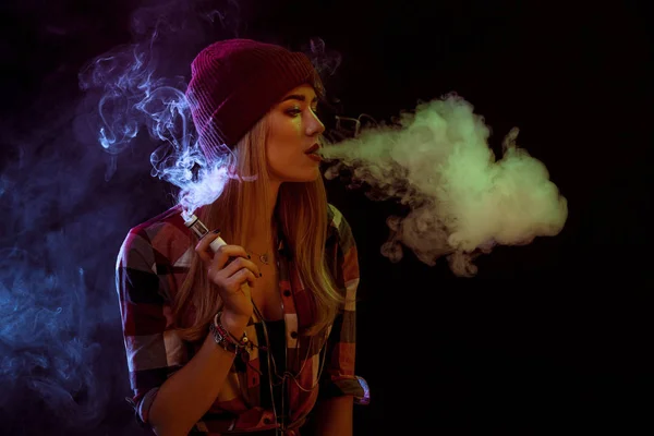 若い女性の喫煙電子タバコ — ストック写真