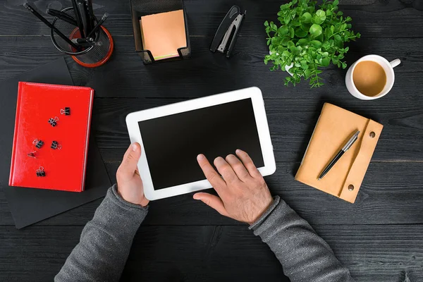 Direttamente sopra la vista delle mani umane con tablet digitale . — Foto Stock