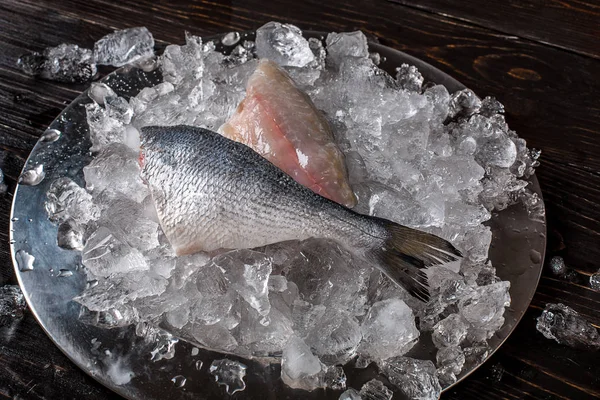 Deniz ürünleri yemek hazırlama. Dorado fileto üstten görünüm buz üstünde.