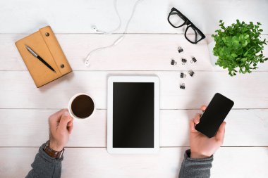 Doğrudan dijital tablet ile el görünümünü yukarıda.