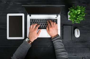 Dizüstü bilgisayarda yazarak el görünümünü hemen üstüne.