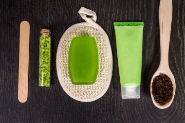 Sabunlar, banyo tuzu, ahşap masa arka plan maske. Spa