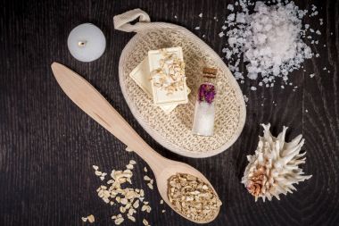 kozmetik koyu arka plan üzerinde spa için en iyi görünümü